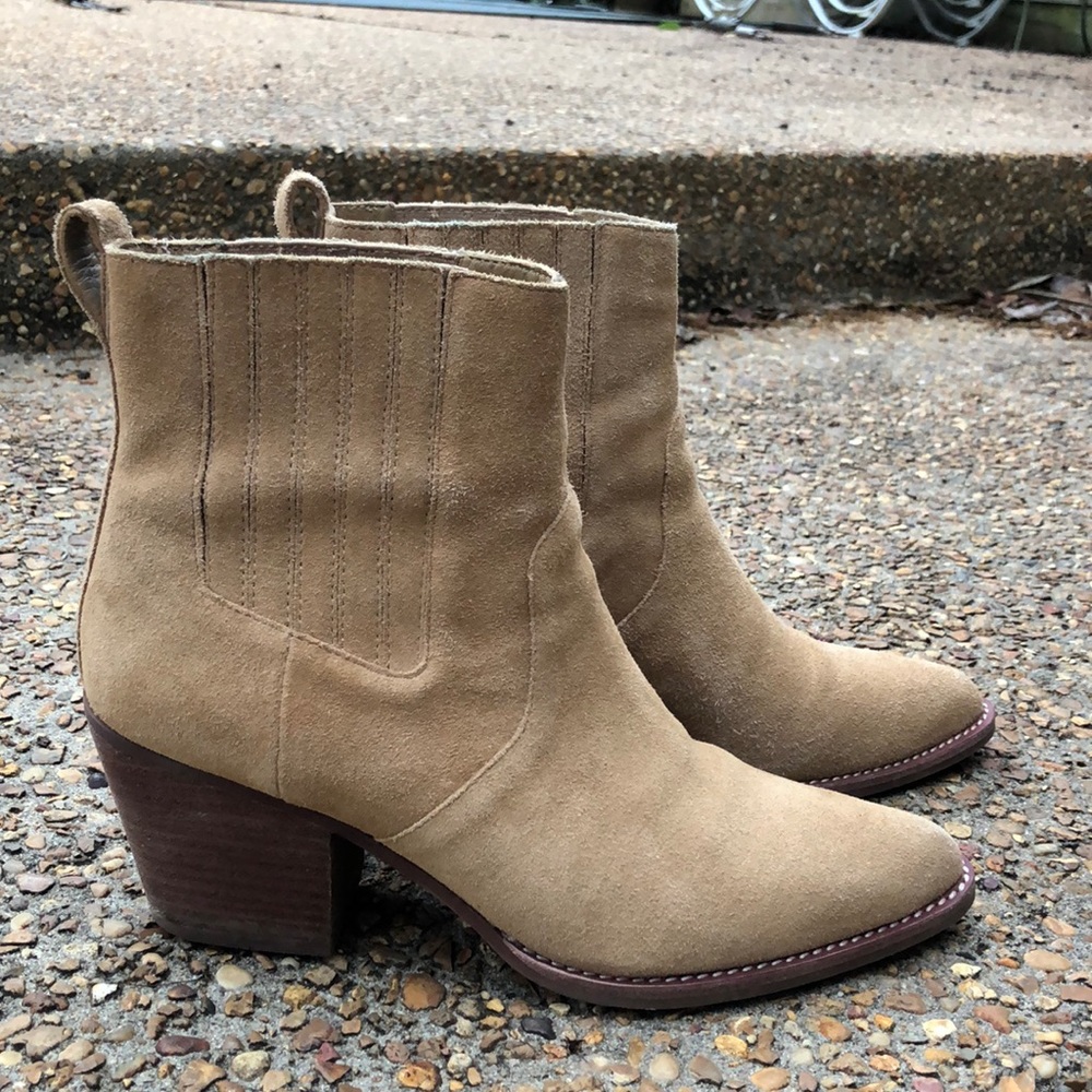 Western Boots in Tan Suede